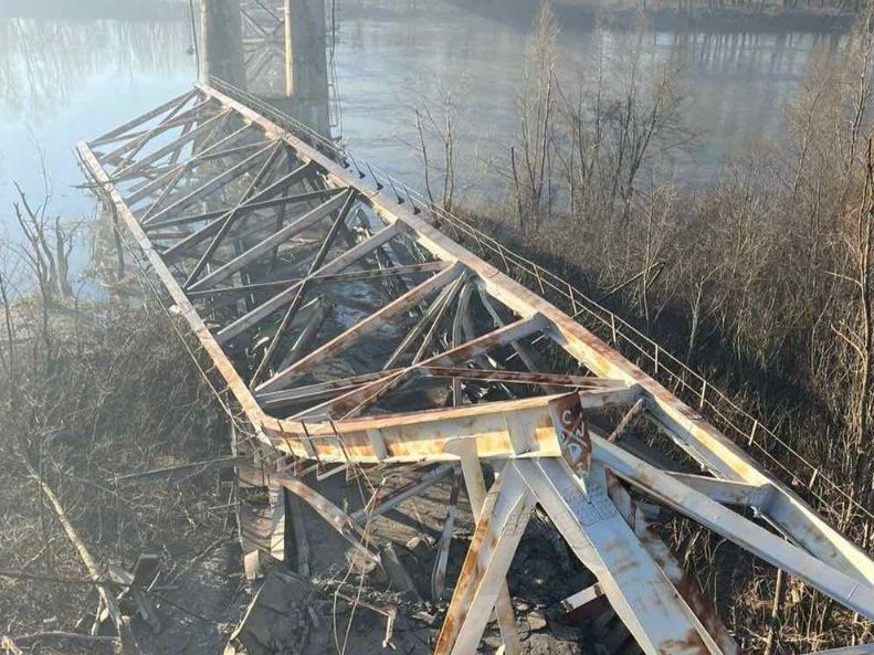 Замість зруйнованого мосту через річку Десна на Чернігівщині звели тимчасову переправу