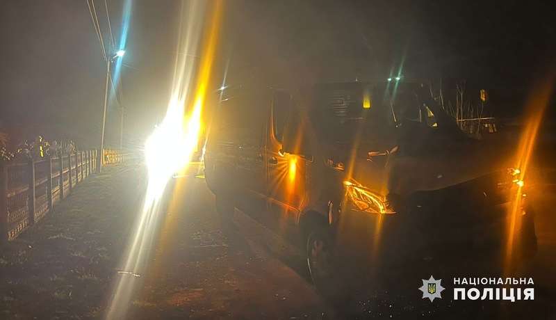 На Буковині водій буса збив на смерть одразу двох людей: фото з місця трагедії