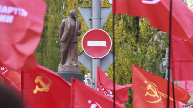 Львів’янина спіймали на масовому поширенні комуністичної символіки