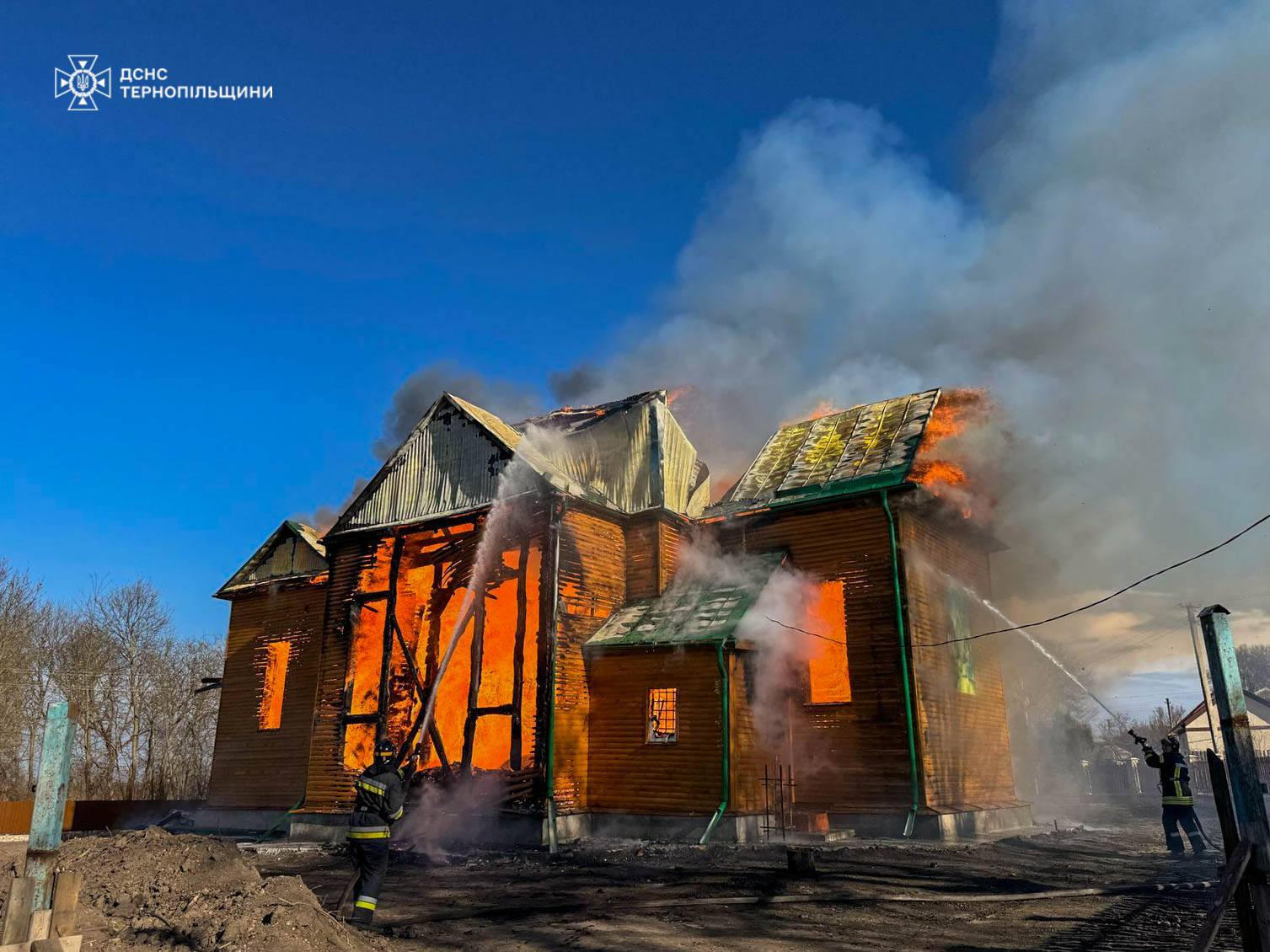 На Тернопільщині горить деревʼяна церква (фото)