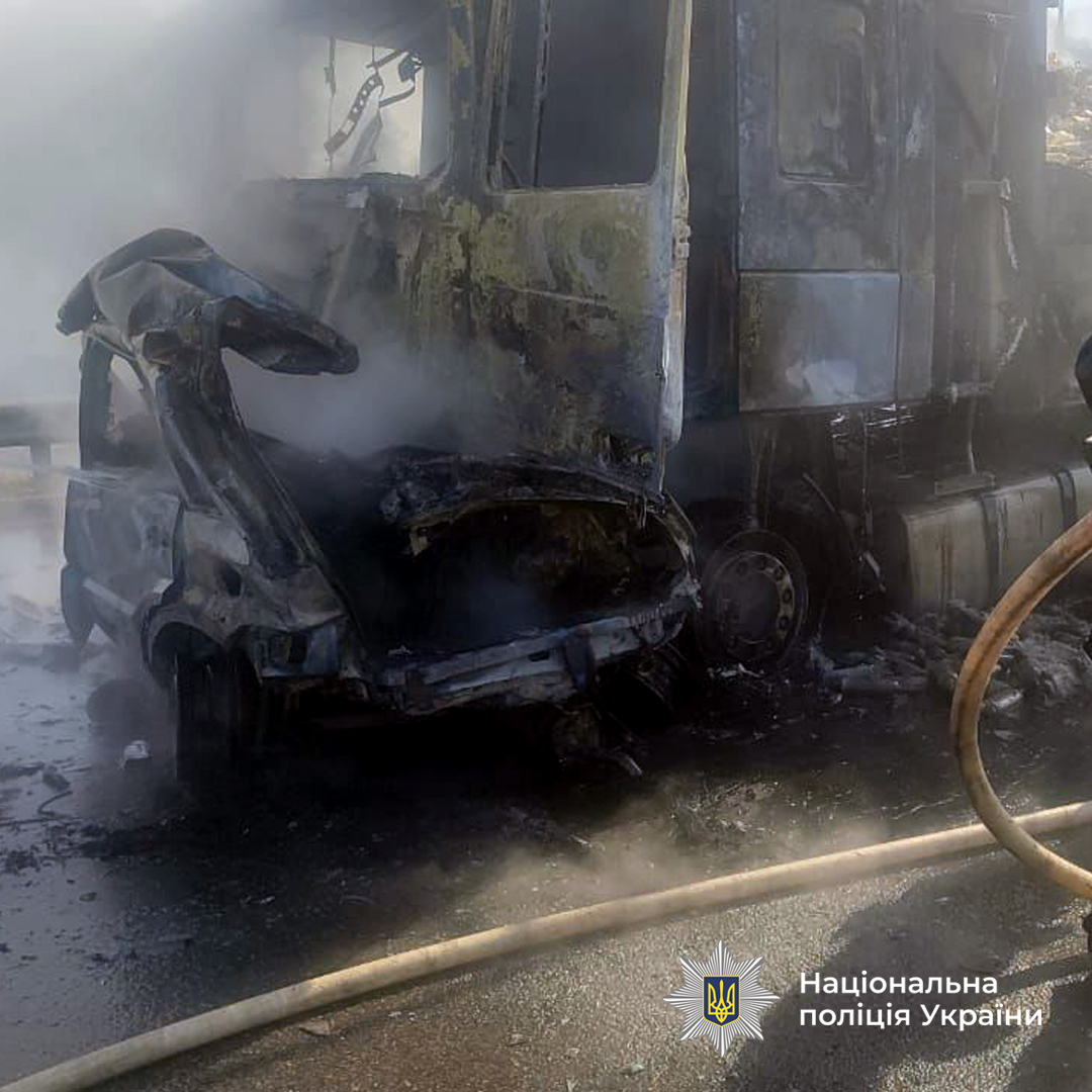 На Черкащині сталася моторошна ДТП, внаслідок якої загинула людина та загорілася вантажівка