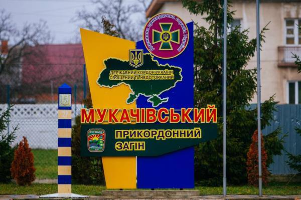 На Закарпатті обікрали авто прикордонника: зникла табельна зброя