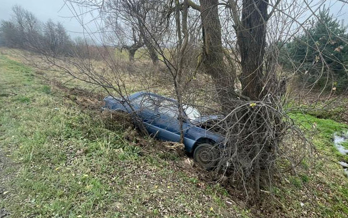 Авто злетіло в кювет: неподалік Львова у ДТП загинув водій "Мерседеса"