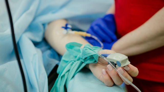 Помирала при свідомості. Лікарі не змогли врятувати маму трьох дітей, яка була проти вакцинації. Оновлено.