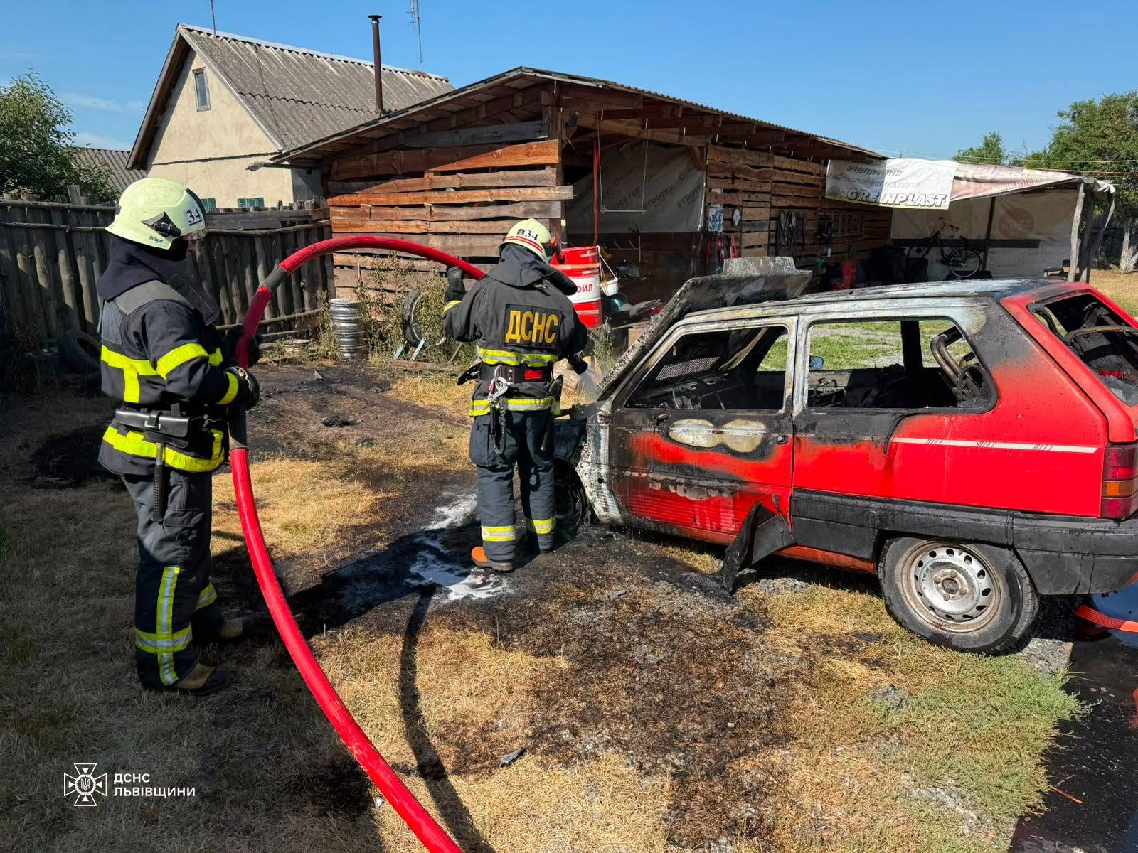 На Львівщині на подвір'ї будинку згорів автомобіль: є перше фото