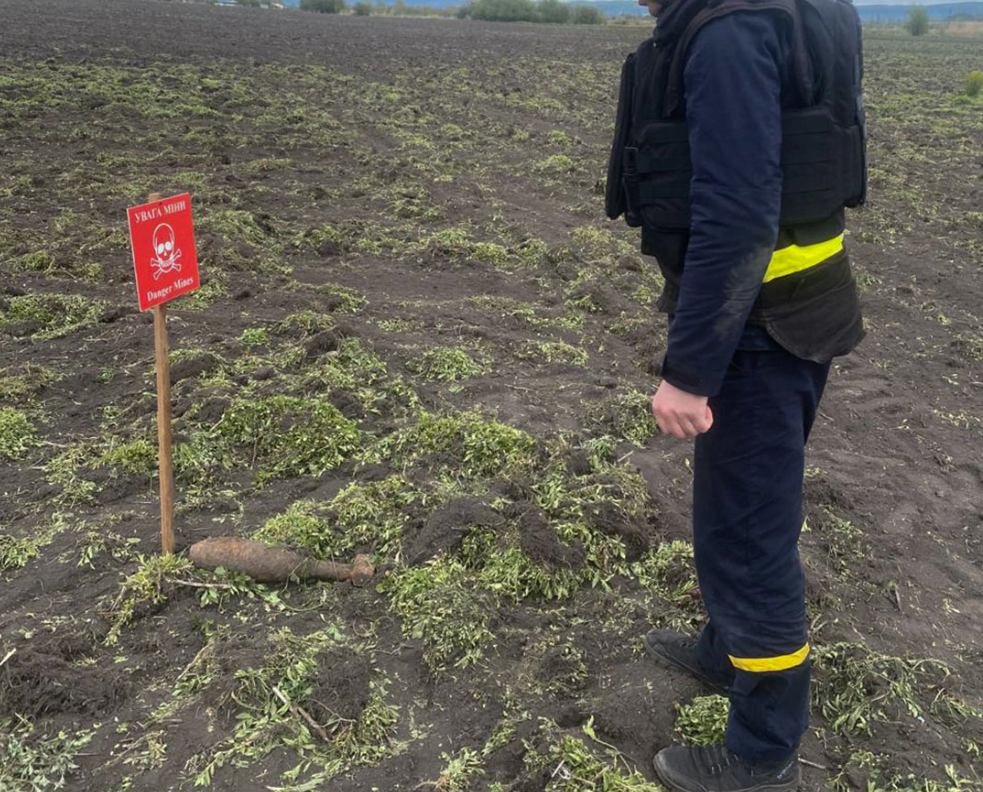 У ДСНС показали снаряд часів Другої світової війни, який виявили у селі на Львівщині (фото)