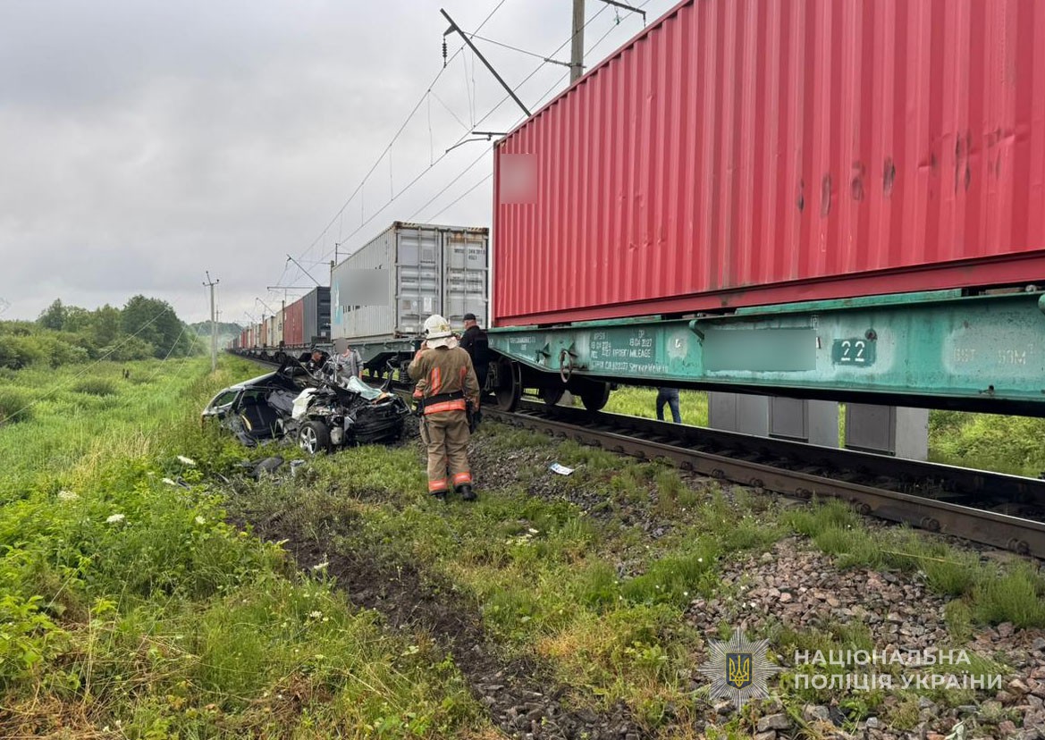 На Волині легковик зіткнувся з вантажним потягом: загинув 19-річний водій авто