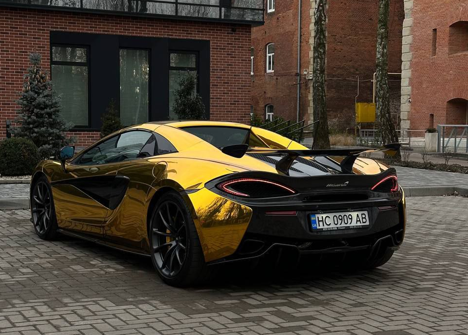 У Львові на вулиці помітили золотий McLaren: що відомо про авто (фото, відео)