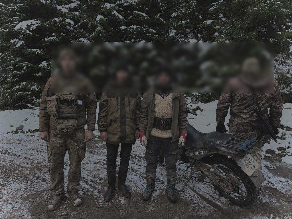 Прикордонники затримали у горах чоловіків, які намагались втекти за кордон на мотоциклі