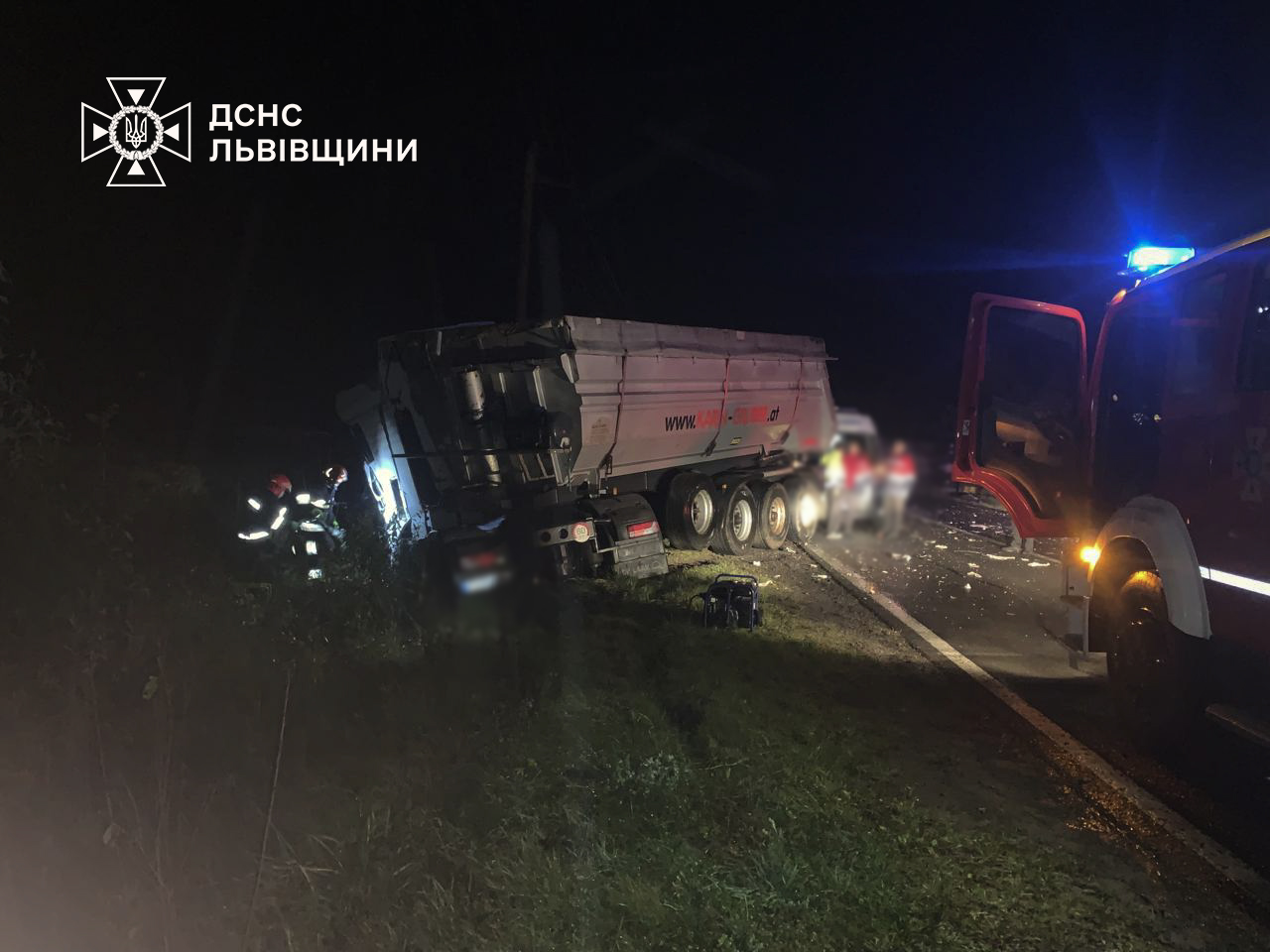 На Львівщині зіткнулися дві вантажівки: з понівеченої автівки деблокували водія