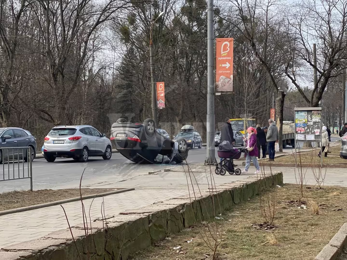 У Львові авто перекинулося на дах: фото з місця аварії