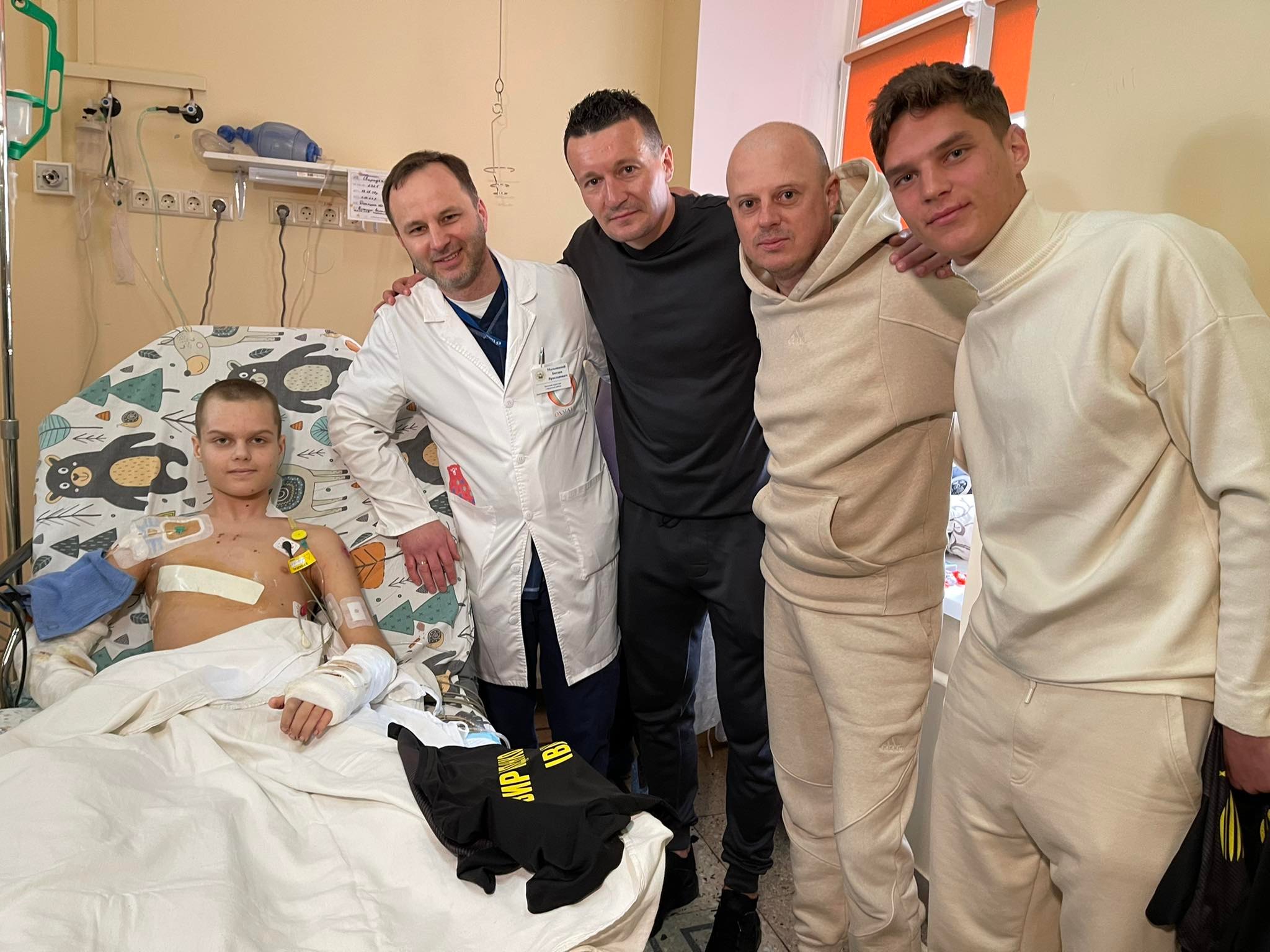 Діти, що бачили пекло. Відомі футболісти провідали пацієнтів львівського ОХМАТДИТу