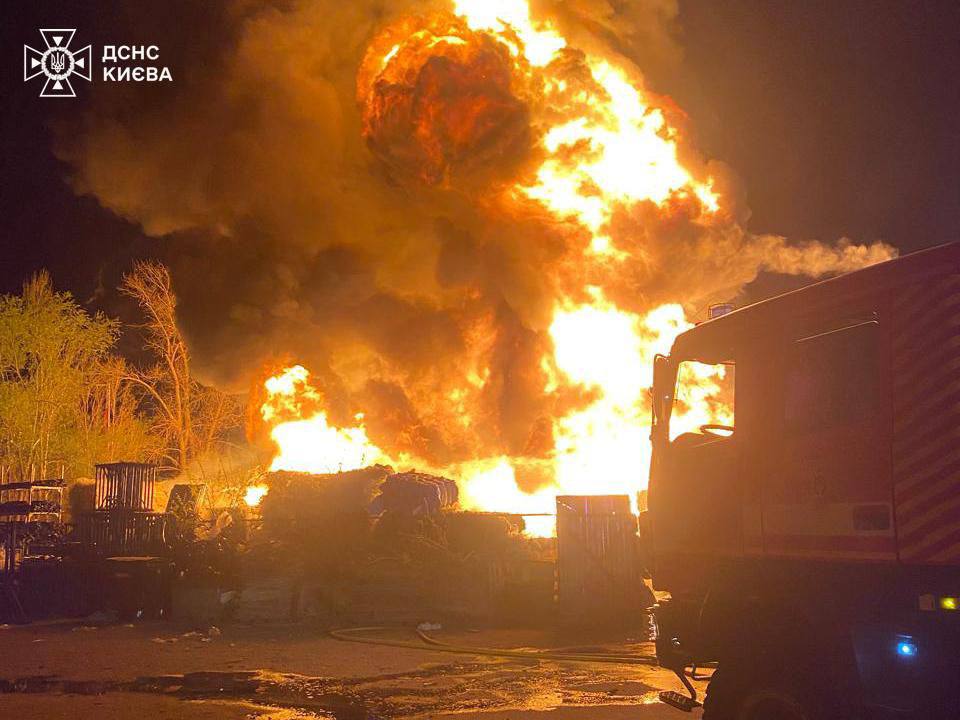 Трагедія у Києві: ворожий дрон протаранив 18-поверхівку, є загиблі та десятки поранених