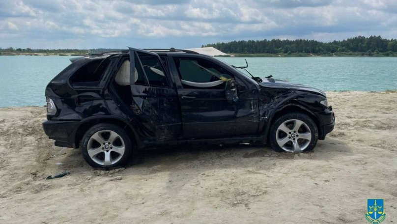 На Львівщині на Ясниському кар’єрі затонув BMW X5 з людьми: водія взяли під варту