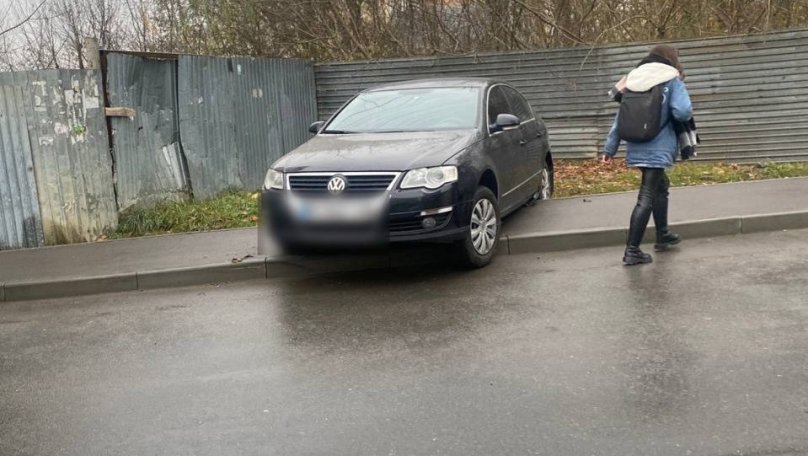 У Львові 29-річна пʼяна водійка ледь не збила маму з дітьми