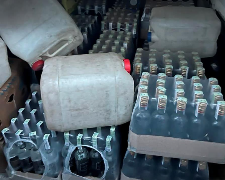 Зберігали в гаражах: на Львівщині виявили цех із виготовлення алкоголю
