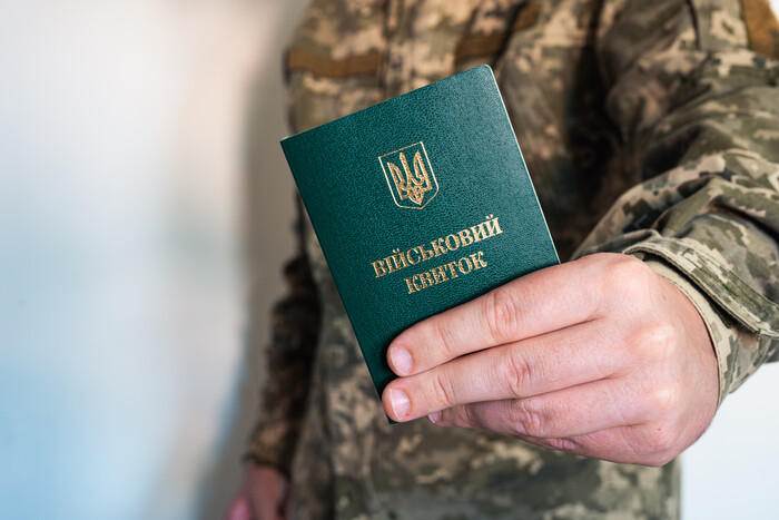 Юнакам, яким у 2025 виповнюється 17, потрібно стати на військовий облік, інакше – штраф