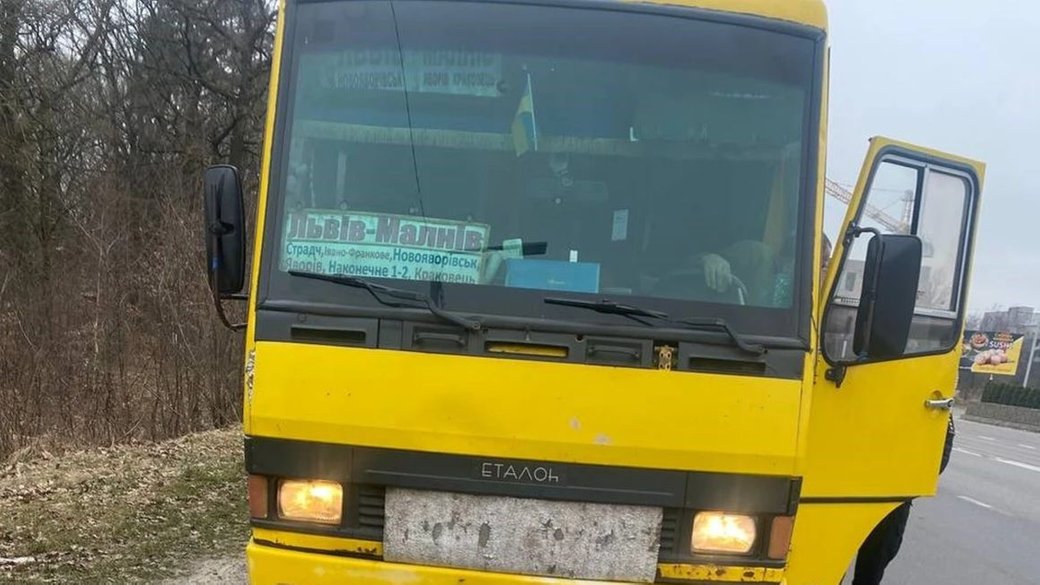 На Львівщині звільнили водія маршрутки, який заледве не збив двох пішоходів