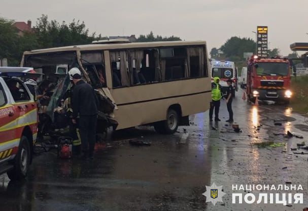 З'явилося відео смертельної аварії маршрутки з пасажирами і вантажівки біля Львова