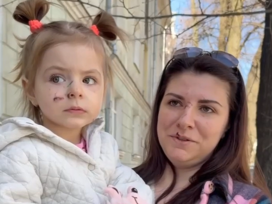 Того дня донька попросила одягнути їй хрестик: очевидиця розповіла, як вона та її донька дивом вціліли від вибуху в Сумах (відео)
