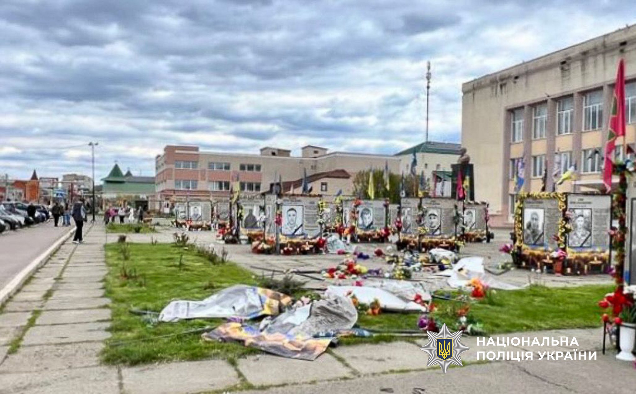 На Одещині авто в’їхало в Алею героїв: водію раптово стало зле
