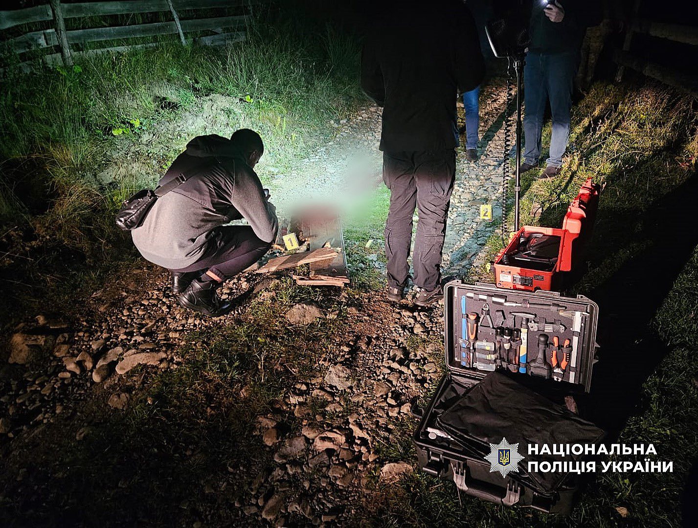 На Прикарпатті на возі знайшли тіло чоловіка, якого зарубали сокирою