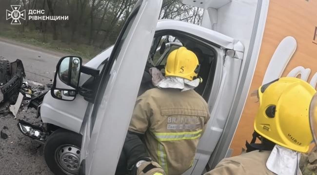 ДТП на Київ — Чоп: рятувальники деблокували водія з понівеченої вантажівки