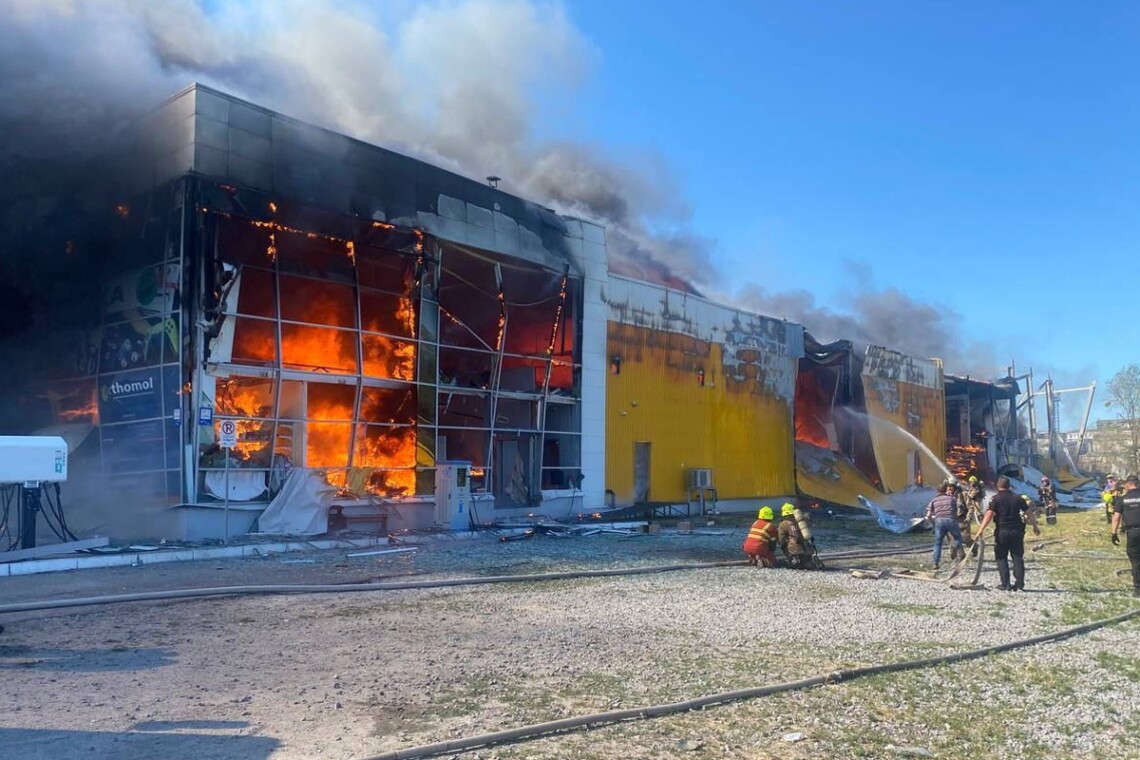 Журналісти показали супутниковий знімок Кременчука до та після ракетного удару