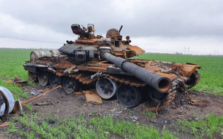 У Прагу привезли російські танки, які спалили українські військові