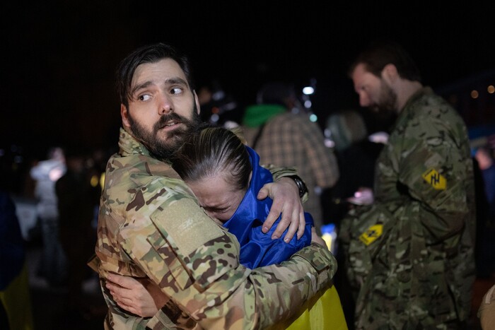 Коли не стримати сліз: емоційні фото повернення додому полонянок