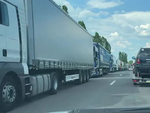 На кордонах з Угорщиною і Словаччиною виникли величезні черги з авто для розмитнення