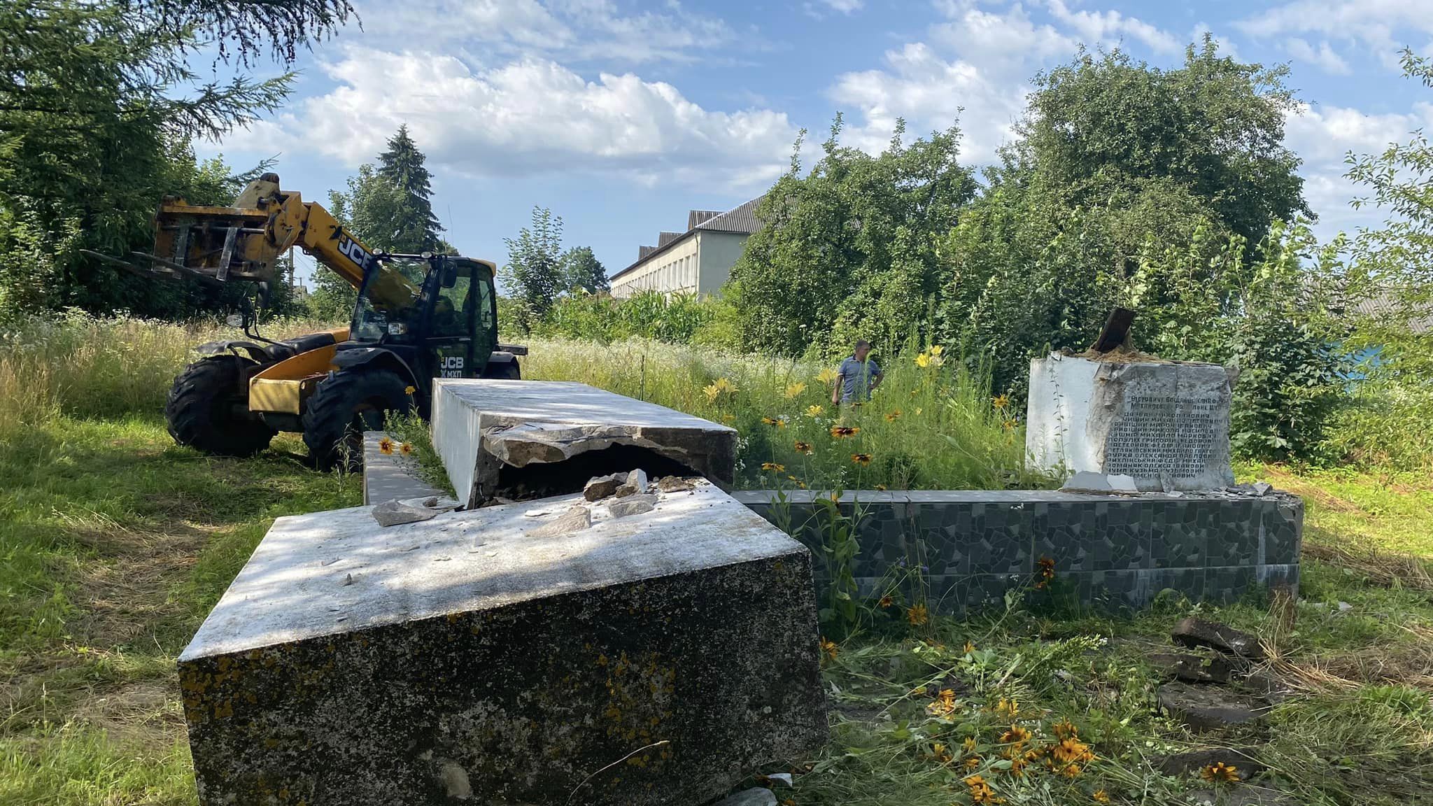 УПА - бандити, а пам'ятник - краса. На Львівщині селяни оскандалися, захищаючи радянський монумент
