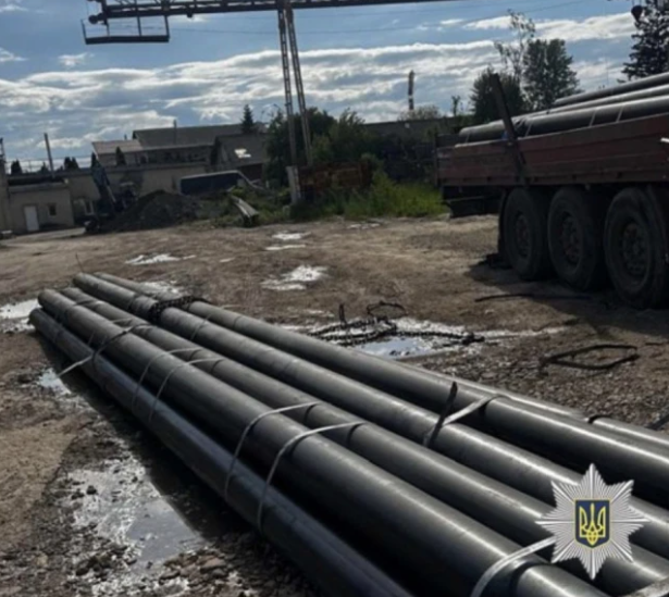 На крані обірвався гак: на Тернопільщині на підприємстві труби впали на водія вантажівки