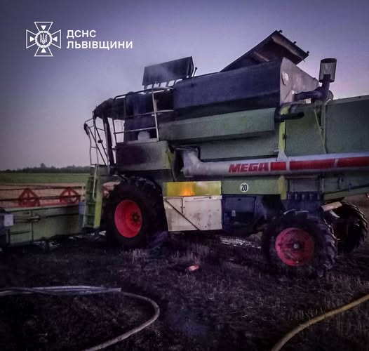 На Львівщині під час збору врожаю загорівся комбайн (фото)