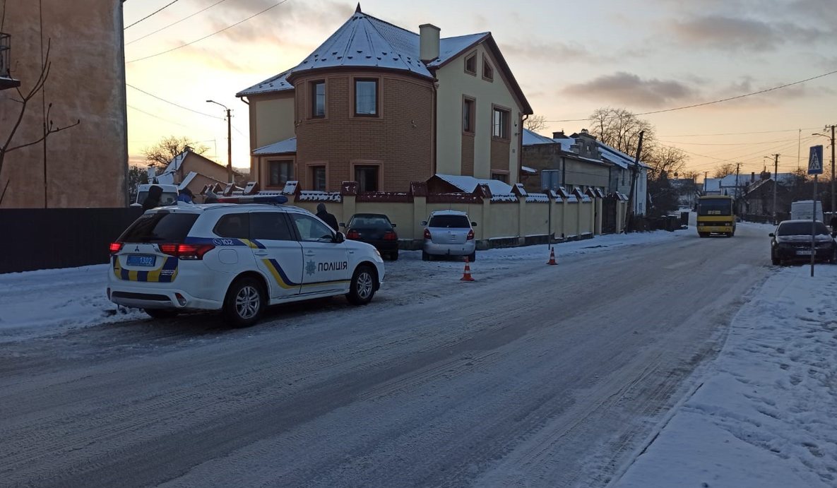На Львівщині зіткнулися «Шкода» й «Ауді»: водійку забрали в лікарню