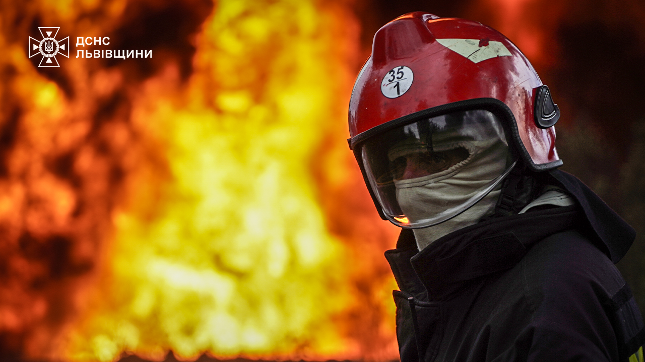 Ракетний удар по Дрогобичу: з'явилися нові фото з місця вибуху