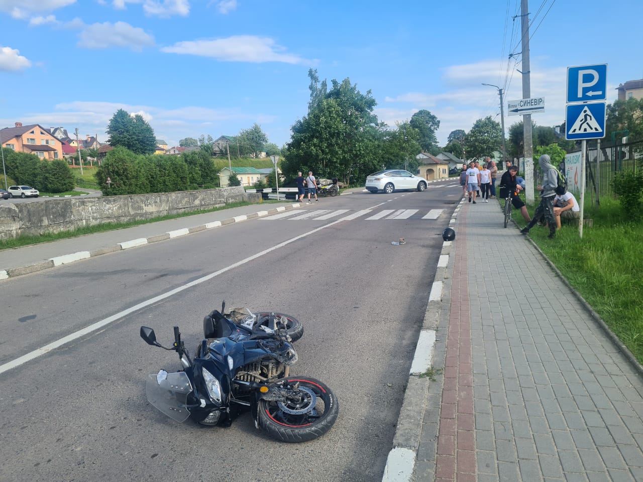 На Львівщині через зіткнення з "Теслою" травмувався 17-річний байкер