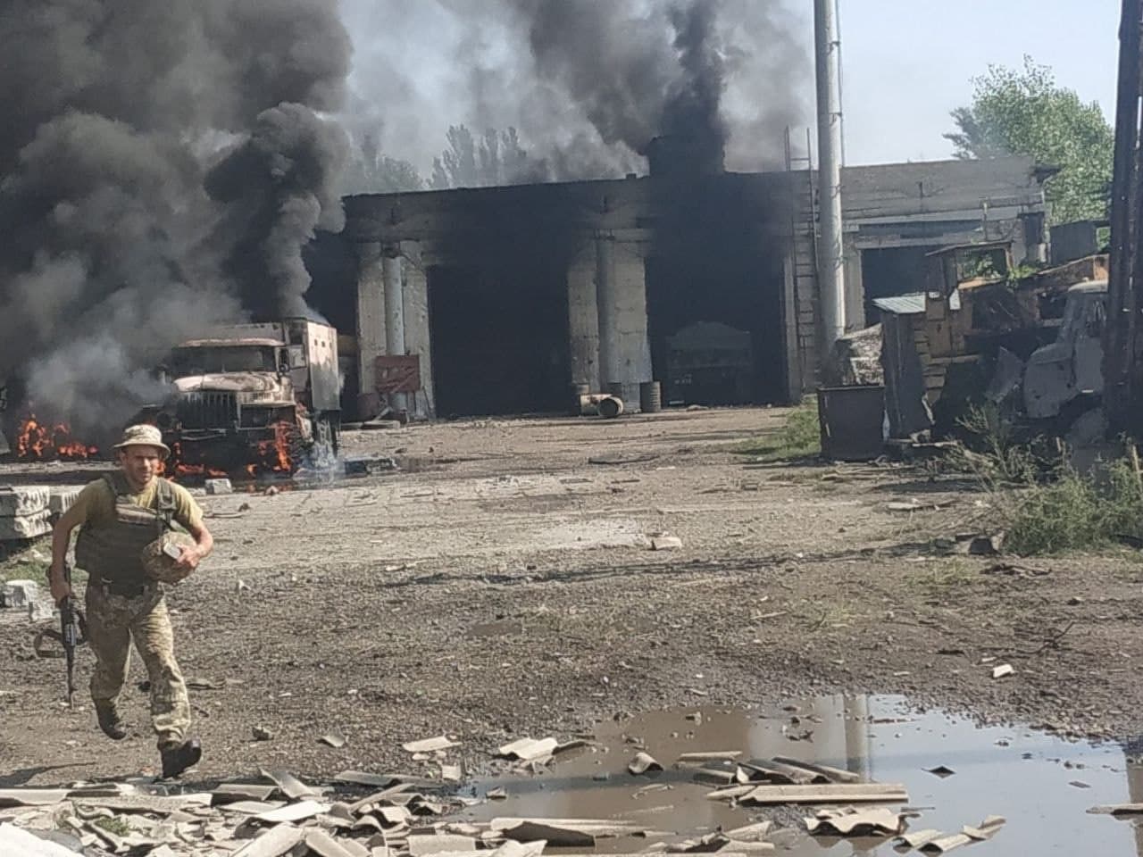 З'явилися фото вчорашнього обстрілу української військової бази під Авдіївкою