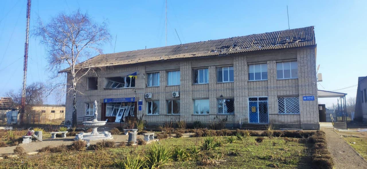 Росіяни вдарили ракетою по будівлі сільради на Херсонщині. Одна людина загинула
