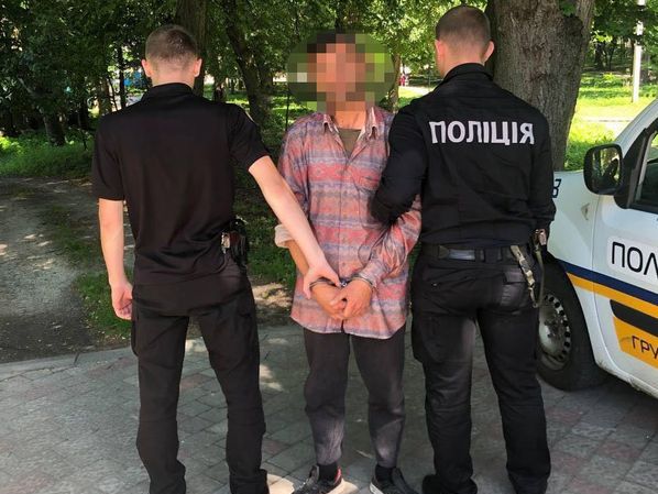 У Львові затримали чоловіка, який ледве не зарізав знайомого, до якого прийшов у гості