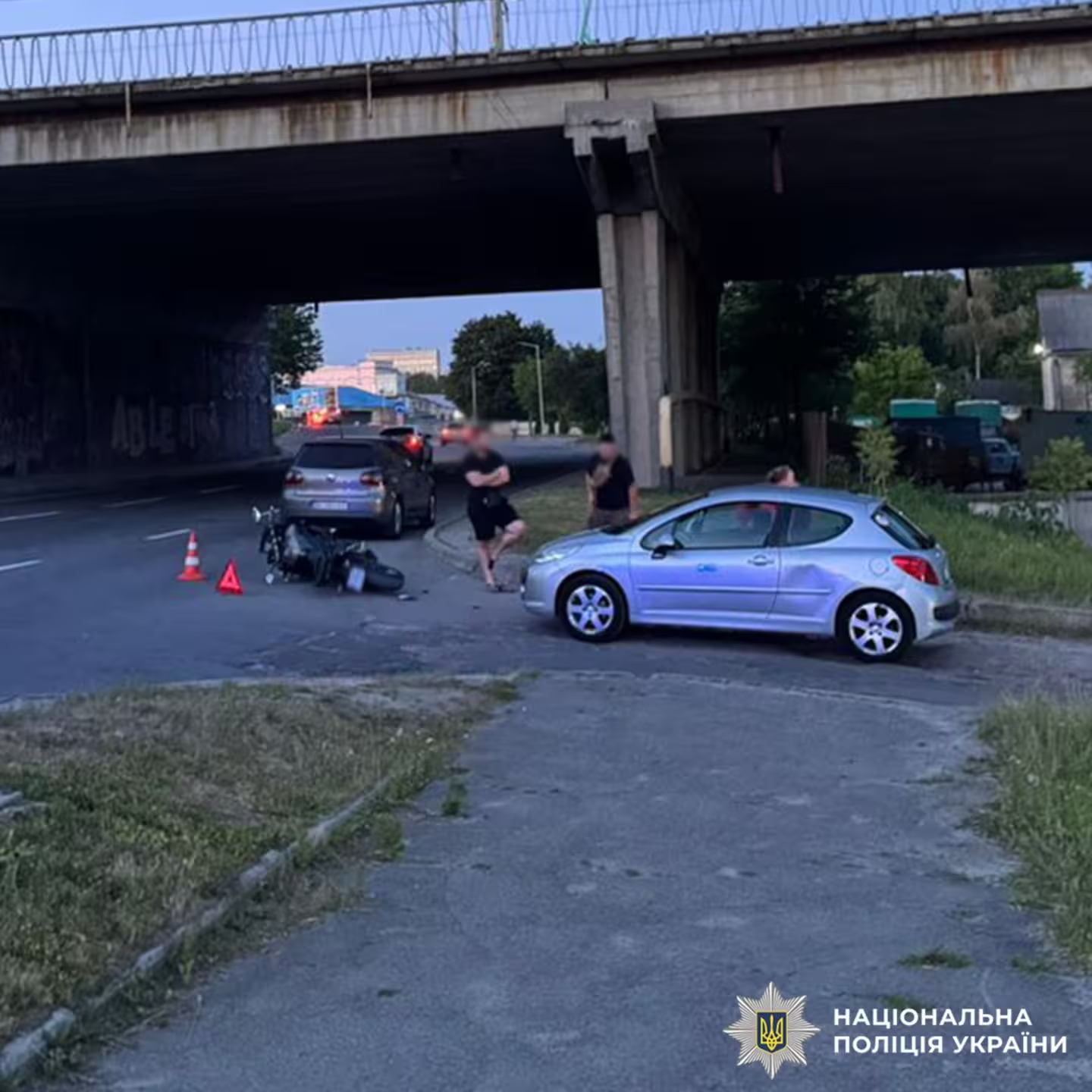 У Львові в аварію потрапив мотоцикліст: фото з місця ДТП