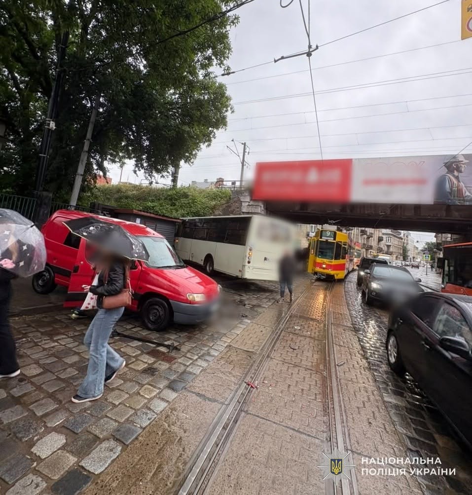 ДТП з автобусом у Львові: шестеро постраждалих, нові деталі (відео моменту аварії)