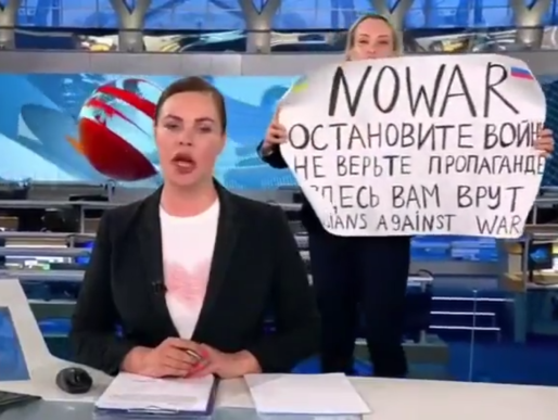 Бл..ха, скажіть, як можна зайти в студію з плакатом? Думка телевізійниці про «бунт» на ворожому каналі