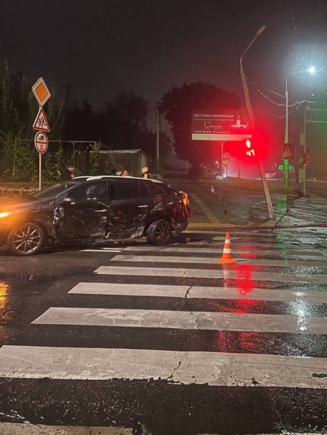 У Рівному водій зніс світлофор: у поліції показали фото аварії