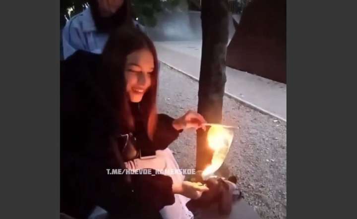 Школярка з Кам’янського спалила прапор України. Відео виклала в соцмережі