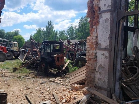 Обстріл Чернігівщини: зруйноване сховище зі зерном і пошкоджена сільгосптехніка