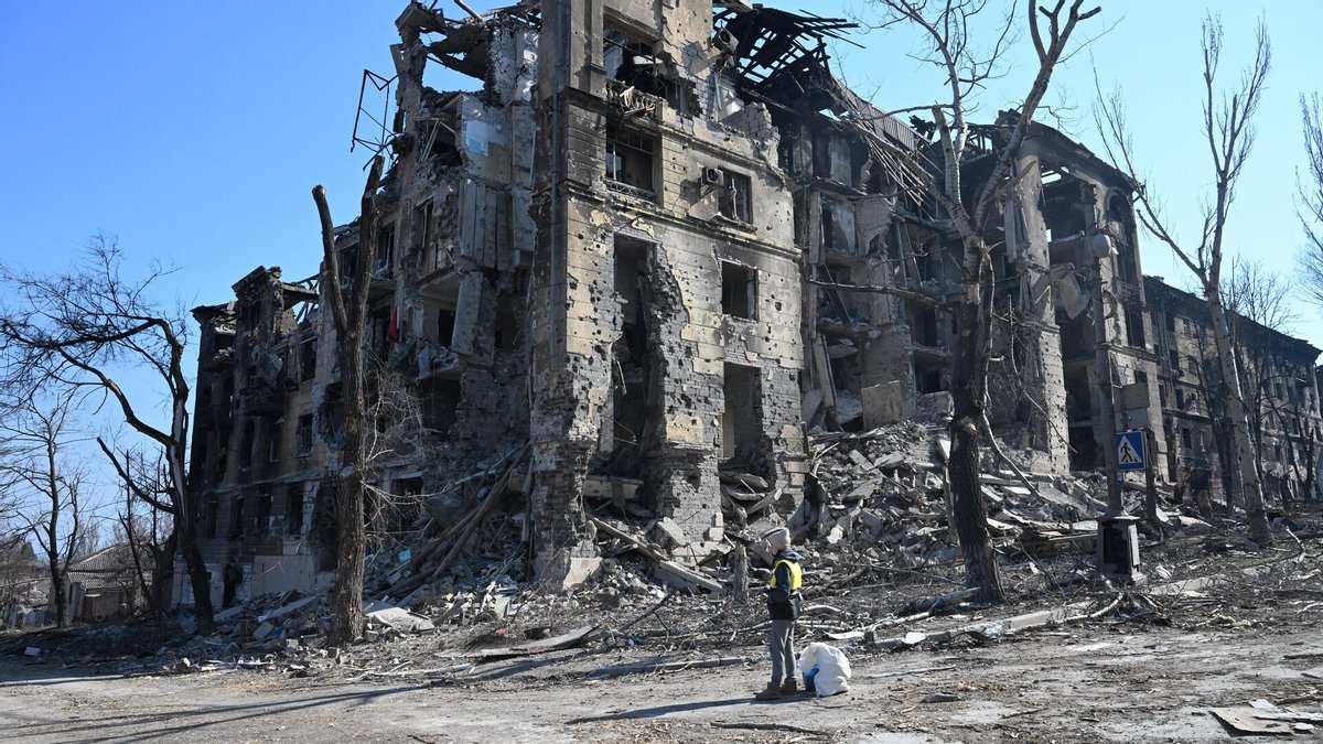 У Маріуполі окупанти почали поширювати пропагандистську пресу