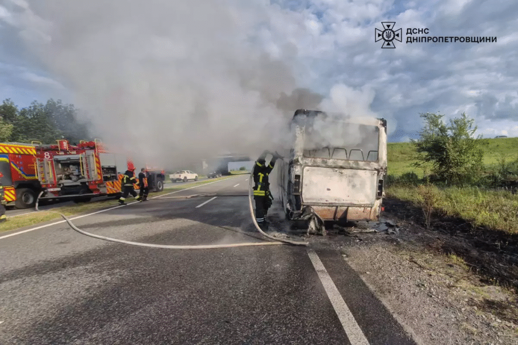 На Дніпропетровщині загорівся автобус з пасажирами: фото з місця пожежі