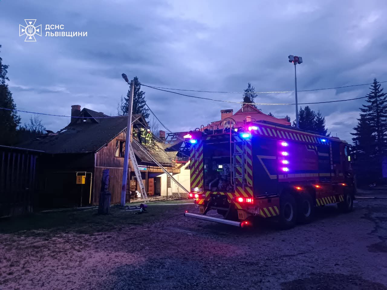 Пожежа в магазині на Львівщині: з'явилися фото