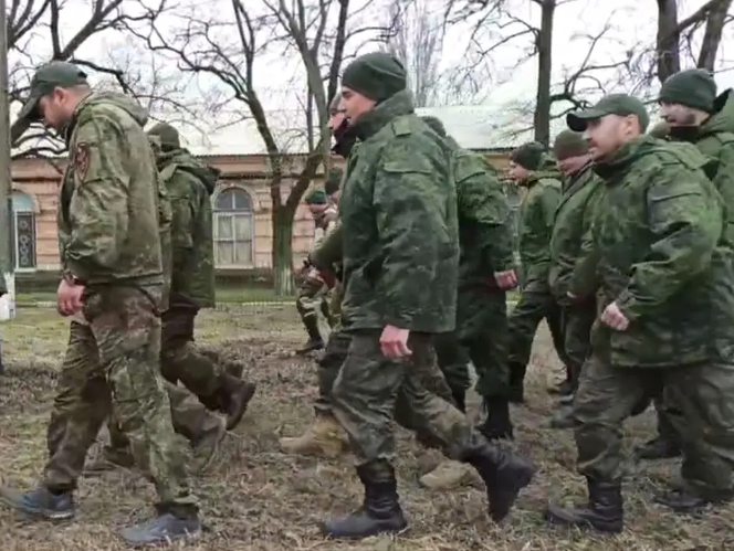 У «мобілізованих» чоловіків з окупованих територій забирають документи та змушують воювати – Генштаб ЗСУ